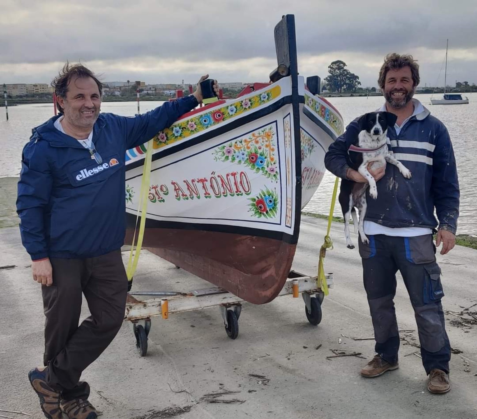 Embarcação tradicional com pintura do Tejo