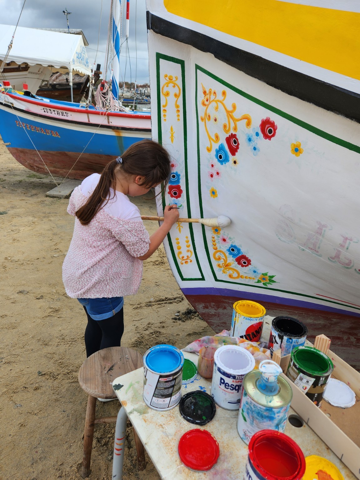 Pintura tradicional numa embarcação do Tejo